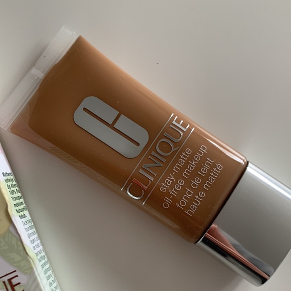 NEW Clinique foundation CN90 - Picture 2 of 3